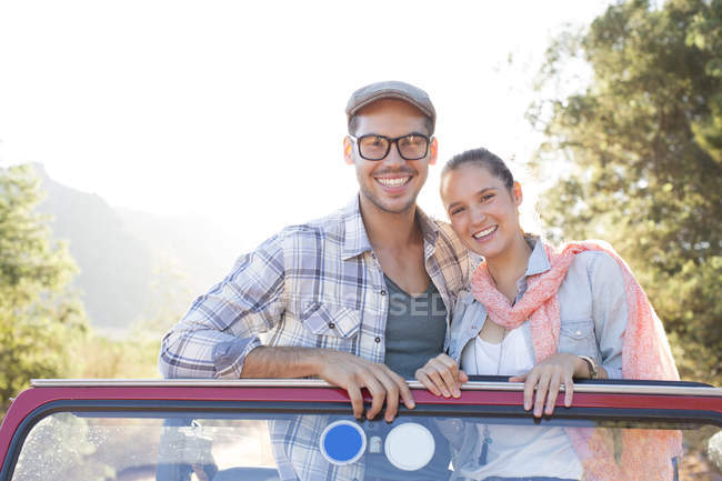 Retrato de casal sorridente em veículo utilitário desportivo — Fotografia de Stock