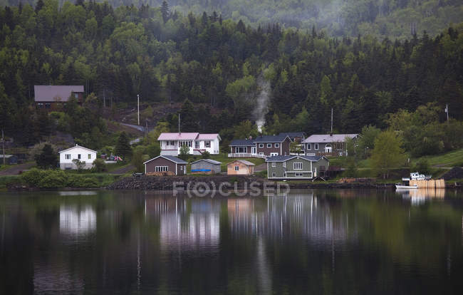 Häuser entlang der ruhigen Bucht tagsüber — Stockfoto