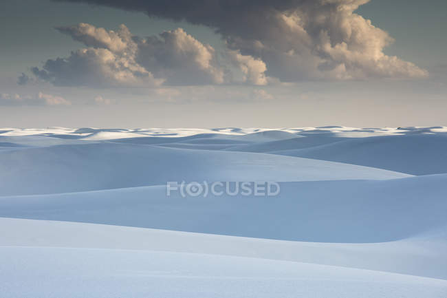 Облака над спокойными белыми песчаными дюнами, Белые пески, Нью-Мексико, США — стоковое фото
