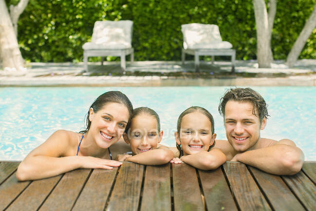 Сім'я відпочиває разом у басейні — стокове фото