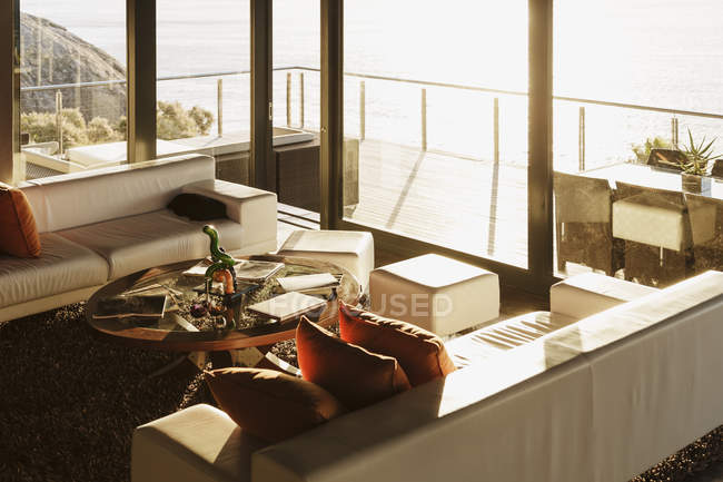 Sofás e mesa de café na moderna sala de estar — Fotografia de Stock