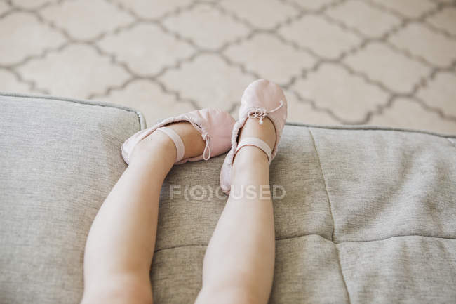 Pernas de menina criança usando sapatos de balé — Fotografia de Stock