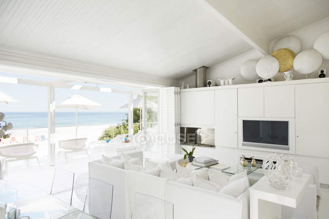 Moderno soggiorno con vista sulla spiaggia e sull'oceano — Foto stock