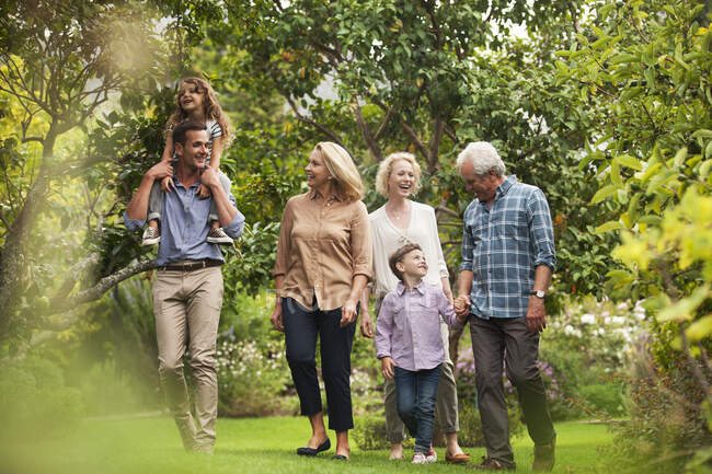 Mehrgenerationenfamilie spaziert gemeinsam im Park — Stockfoto