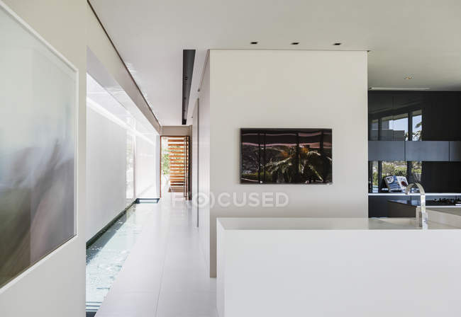 Corridoio e cucina in interni casa moderna — Foto stock