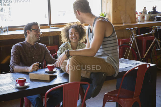 Freunde hängen beim Kaffeetrinken im Café herum — Stockfoto