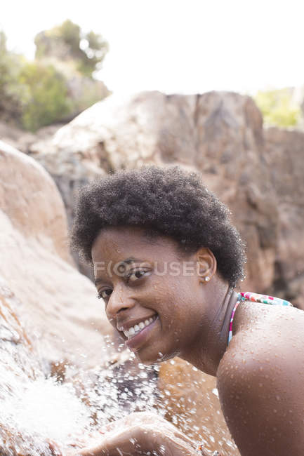 Портрет усміхненої жінки біля водоспаду — стокове фото