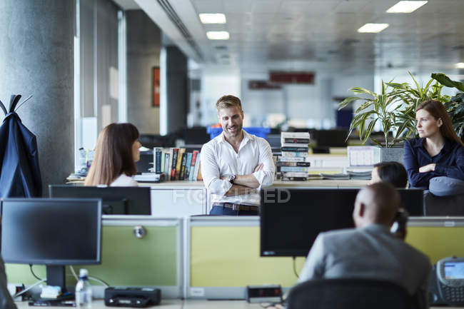 Geschäftsleute reden in Bürokabine — Stockfoto