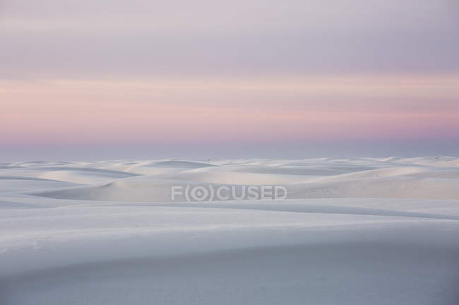 Puesta de sol sobre una tranquila duna de arena blanca, White Sands, Nuevo México, Estados Unidos - foto de stock