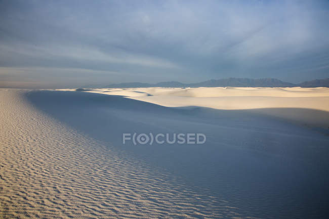 Sombras sobre una tranquila duna de arena blanca, White Sands, Nuevo México, Estados Unidos - foto de stock