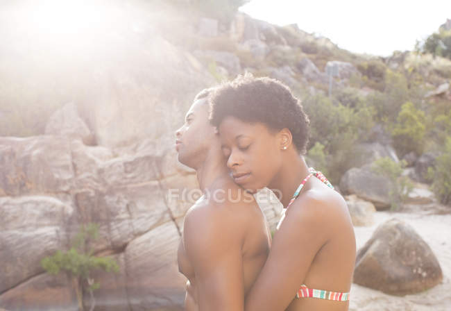 Paar umarmt sich tagsüber am Felsen — Stockfoto