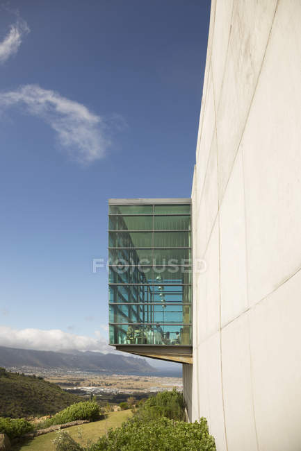Salto de vidro para fora na construção — Fotografia de Stock