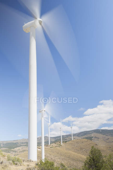 Les éoliennes tournent dans le paysage rural — Photo de stock