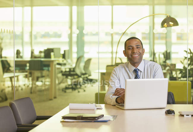 Geschäftsmann lächelt am Schreibtisch — Stockfoto