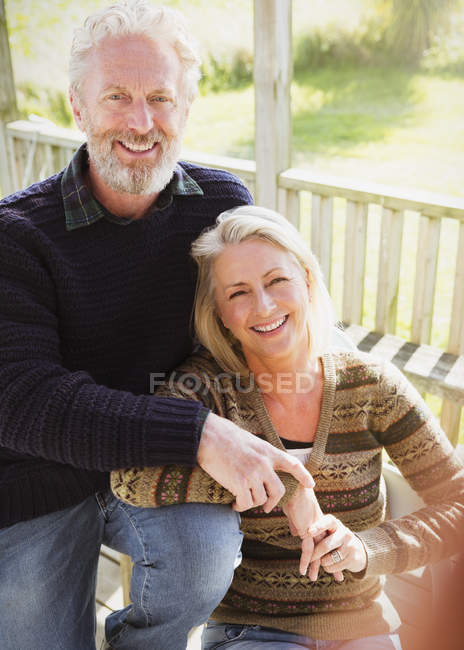 Портрет улыбающейся пожилой пары на крыльце — стоковое фото