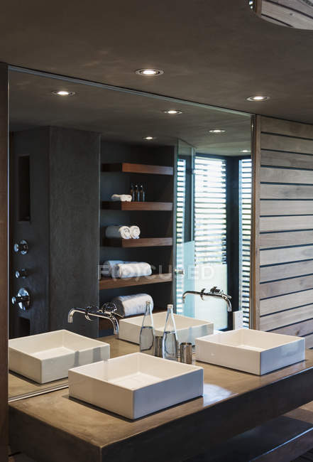 Раковины и зеркала в современной ванной комнате — стоковое фото