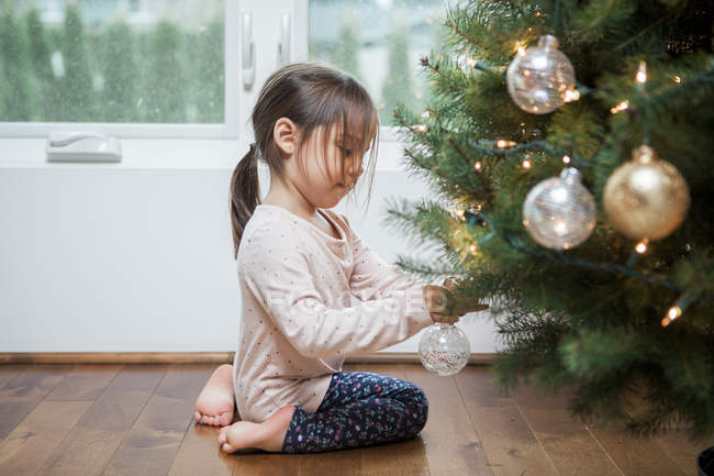 Menina da criança decorando árvore de Natal — Fotografia de Stock