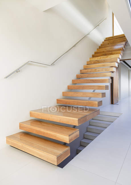 Плавающая лестница и коридор в современном доме — стоковое фото