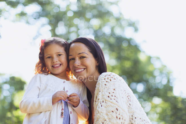 Retrato sonriente madre e hija al aire libre - foto de stock
