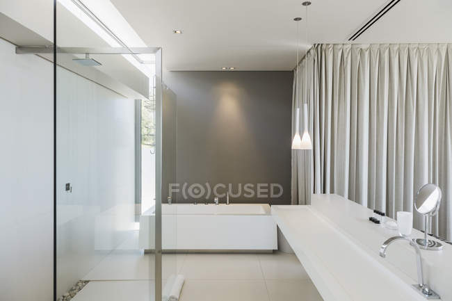 Lavandino, vasca e doccia in bagno moderno interno — Foto stock