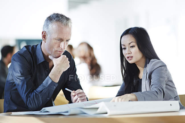 Pessoas de negócios adultos de sucesso falando no escritório — Fotografia de Stock