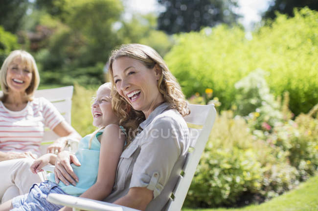 Mulheres de várias gerações rindo no quintal — Fotografia de Stock