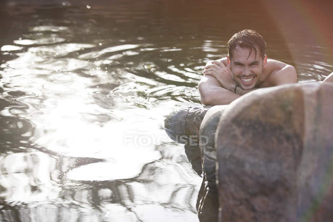 Retrato del hombre sonriente en el río - foto de stock