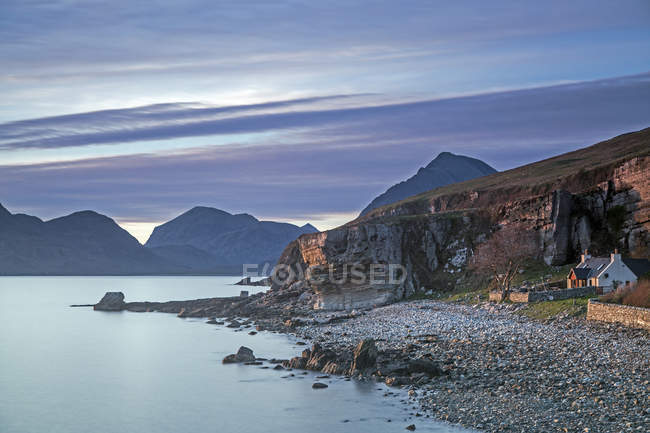 Haus am abgelegenen Strand zwischen Klippen, Elgol, Skye, Schottland — Stockfoto