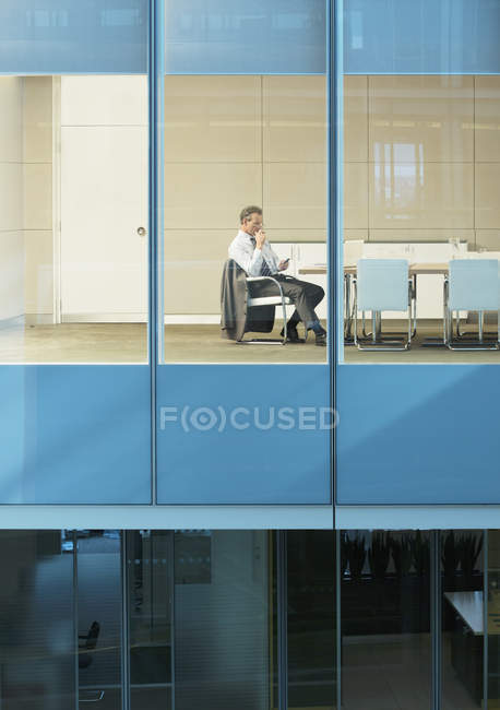 Бизнесмен сидит в конференц-зале — стоковое фото