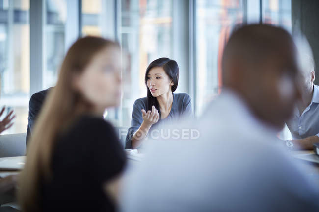 Geschäftsfrau gestikuliert bei Treffen — Stockfoto