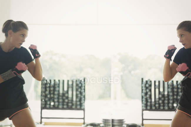 Spiegelbild des weiblichen Schattenboxens im Spiegel des Fitnessstudios — Stockfoto