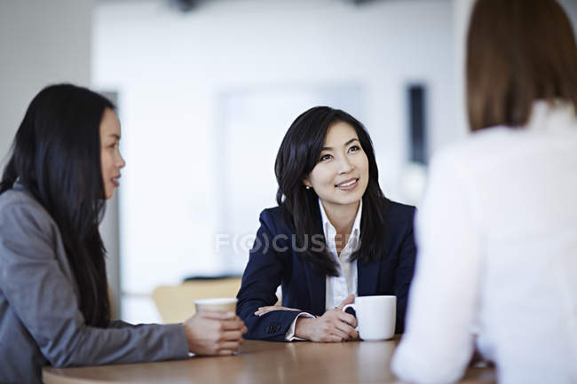 Успішні дорослі ділові люди говорять на зустрічі — стокове фото
