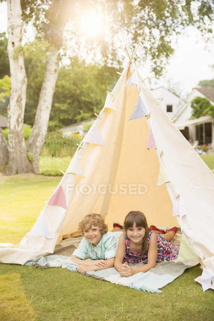 Bambini che posano in teepee in cortile — Foto stock