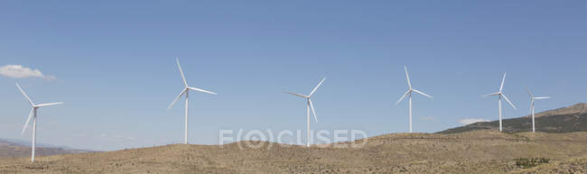 Turbinas eólicas girando na paisagem rural — Fotografia de Stock