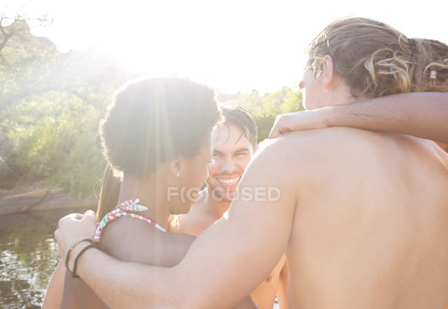 Amigos se divertindo na beira do rio durante o dia — Fotografia de Stock