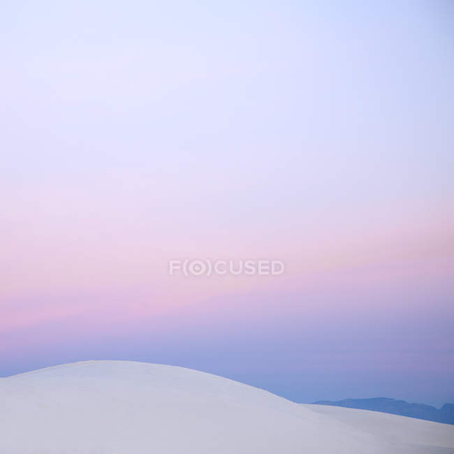 Pink sunset sky over white sand dune, White Sands, New Mexico, United States — Stock Photo