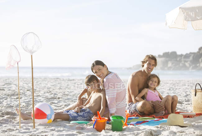Семейный отдых на пляже — стоковое фото