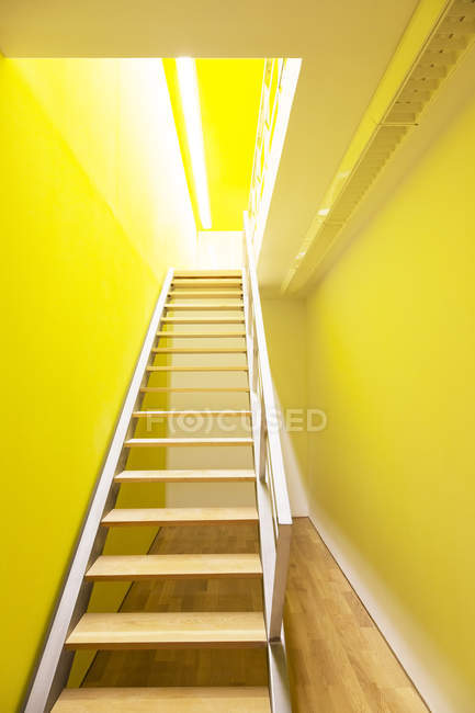 Escalier menant à la pièce lumineuse — Photo de stock