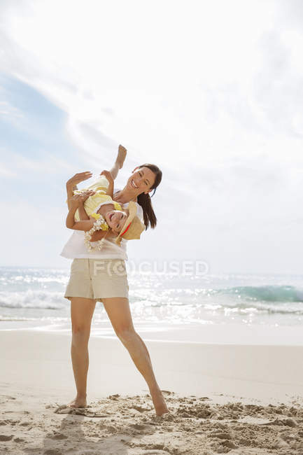 Мама играет с дочерью на пляже — стоковое фото