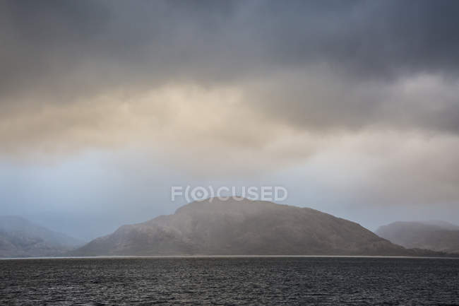 Cielo tempestoso su montagne scoscese e baia, Port Appin, Argyll Scozia — Foto stock