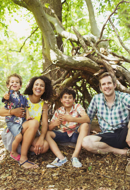 Портрет усміхненої сім'ї в лісі — стокове фото