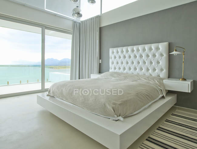 Modernes Schlafzimmer mit Meerblick — Stockfoto