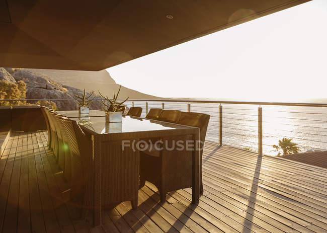 Обідній стіл на розкішному патіо з видом на океан — стокове фото