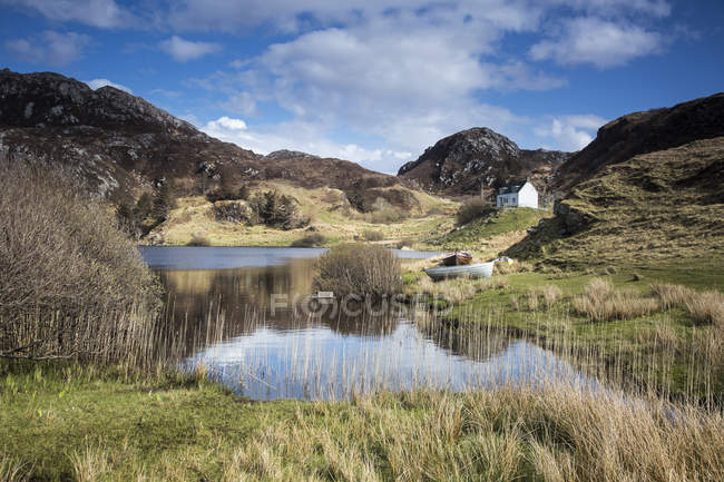 Vue panoramique d'un lac isolé ensoleillé et d'un paysage rural, Écosse — Photo de stock