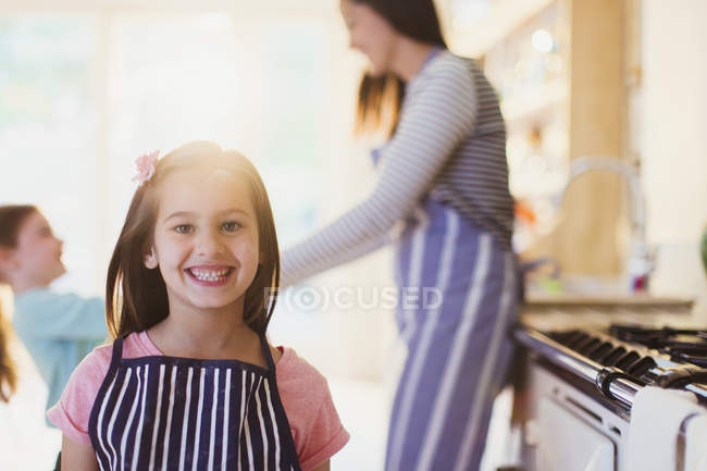 Portrait enthusiastic girl with toothy smile in kitchen — Stock Photo