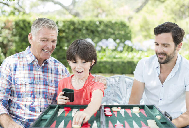 Männer spielen Backgammon im Freien — Stockfoto