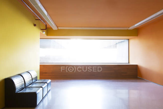 Стулья и окно в пустом вестибюле — стоковое фото