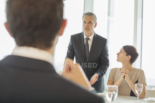Negócios falando em reunião — Fotografia de Stock
