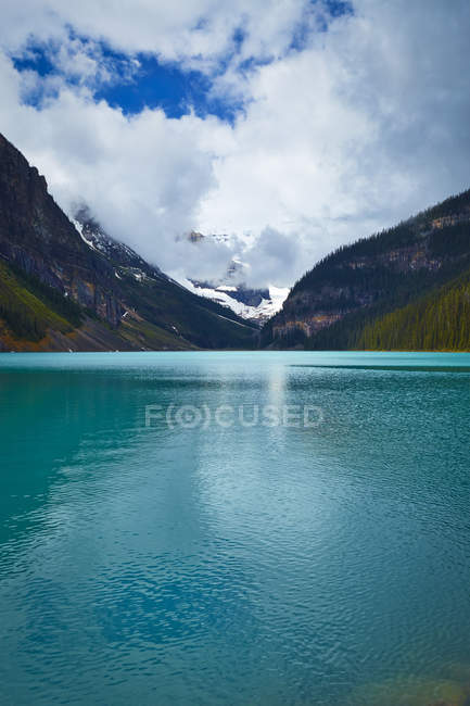 Montagnes enneigées avec vue sur le lac — Photo de stock