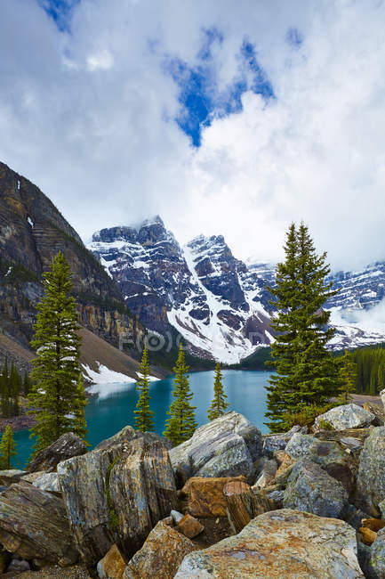 Montagnes enneigées surplombant le lac glaciaire — Photo de stock
